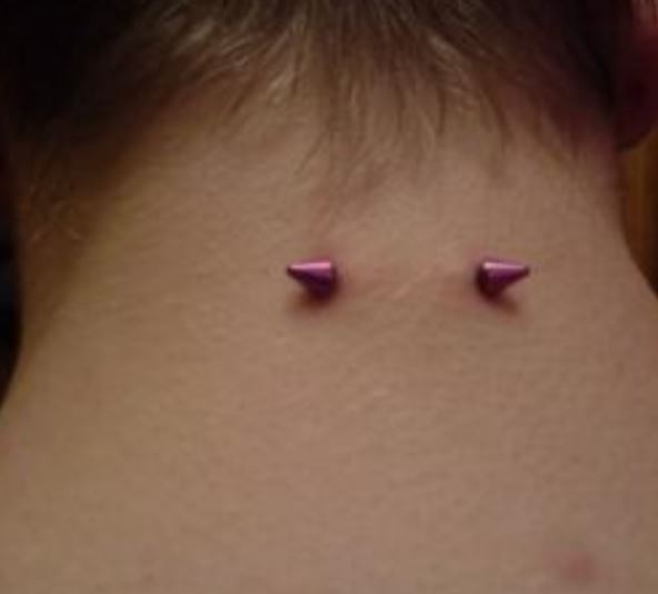 piercing neck a punta fucsia 