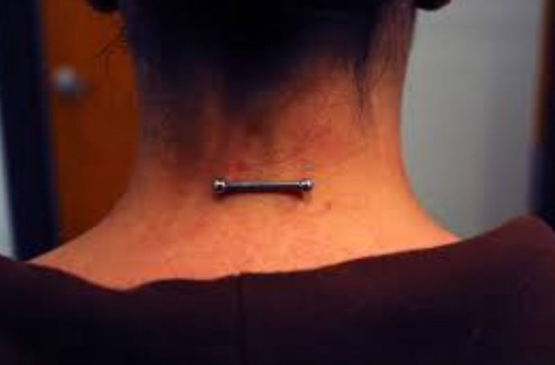 piercing neck con barra esterna