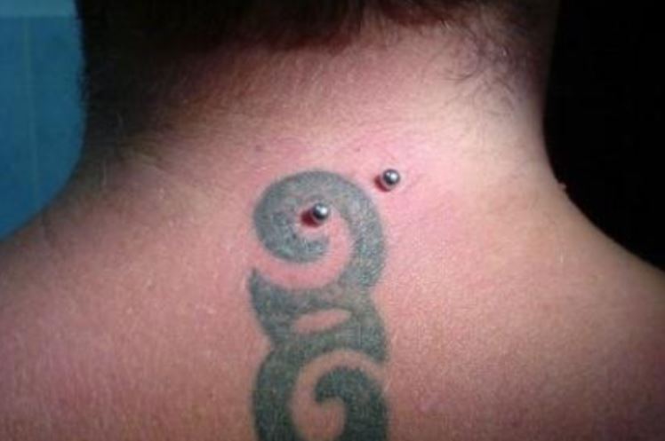 piercing neck e tatuaggio