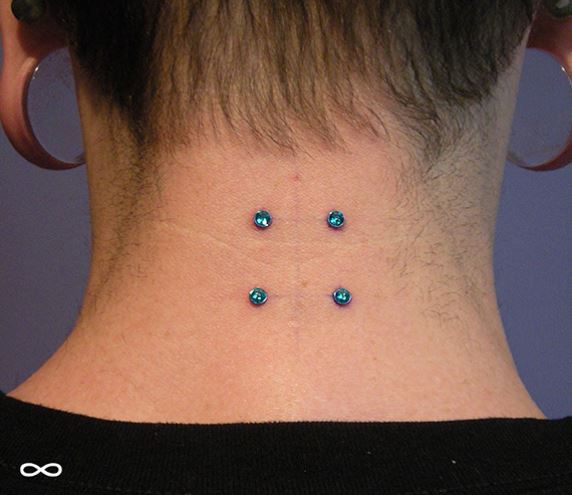 piercing neck gioiello blu: formazione da quattro