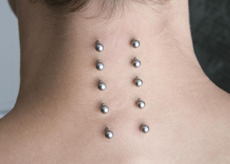 piercing neck multiplo: perline in fila