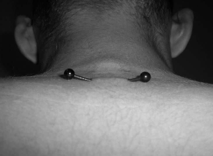 piercing neck uomo